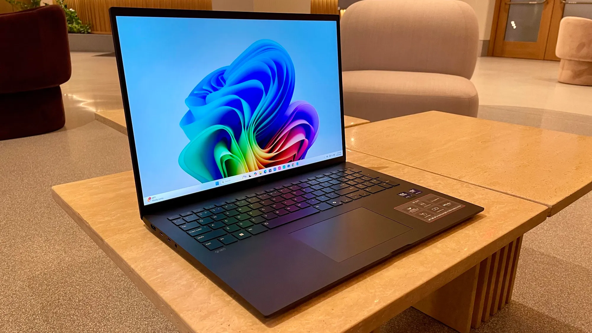 Top những chiếc laptop màn hình cảm ứng 2in1 tốt nhất năm 2025: Đâu là lựa chọn phù hợp? 11 LG Gram 17 2025