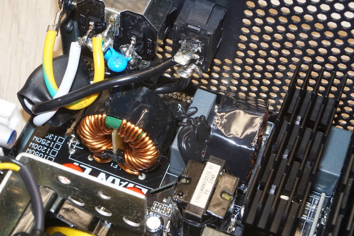 Đánh giá bộ nguồn Lian Li EDGE EG1000 ATX 3.1 - Tại sao là lựa chọn tối ưu cho PC Gaming/Workstation? 38 Lian Li EDGE EG1000 ATX 3 3