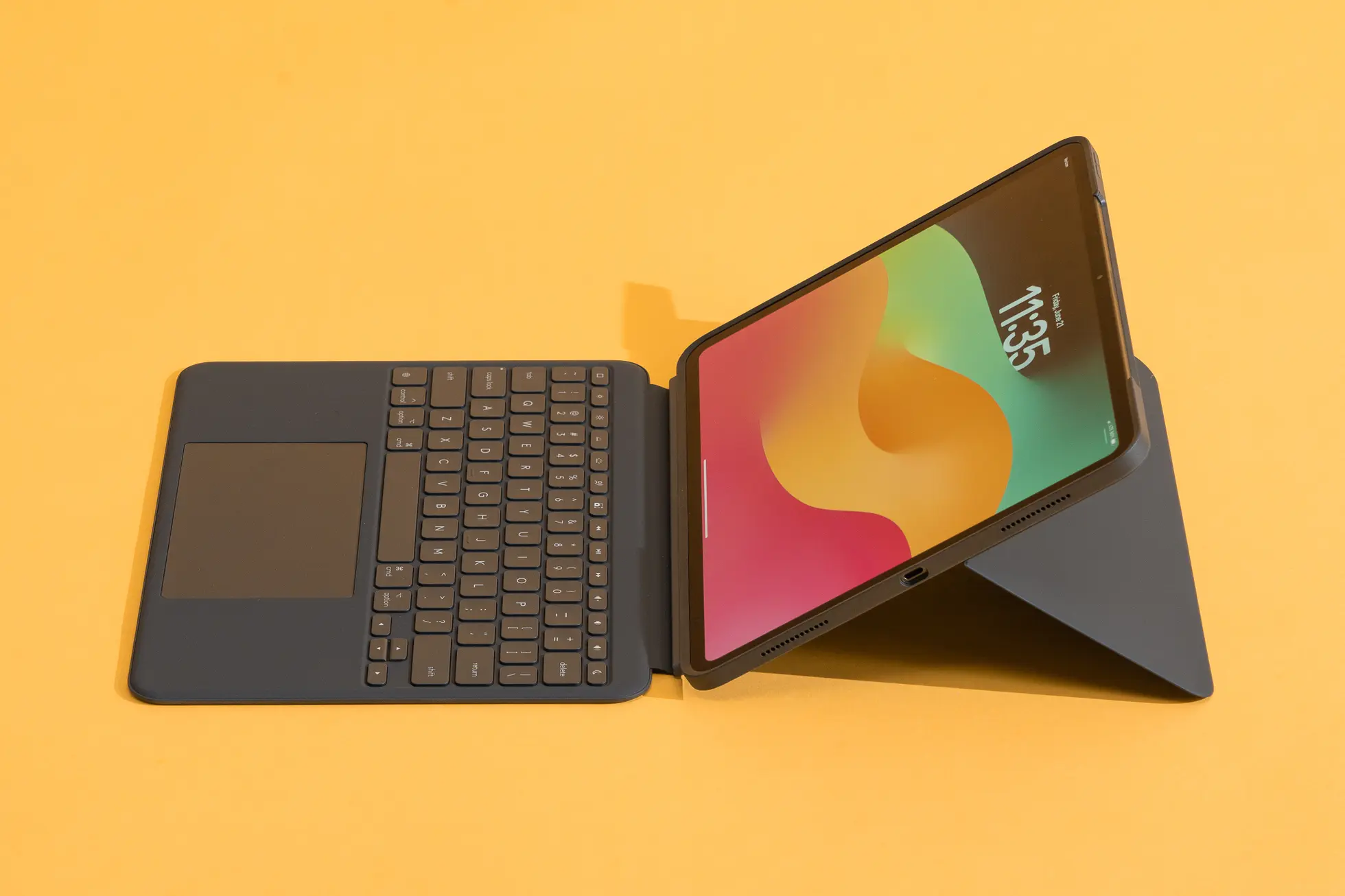 Top 4 ốp lưng bàn phím tốt nhất cho iPad Pro: Đâu là lựa chọn của bạn? 24 Logitech Combo Touch 1