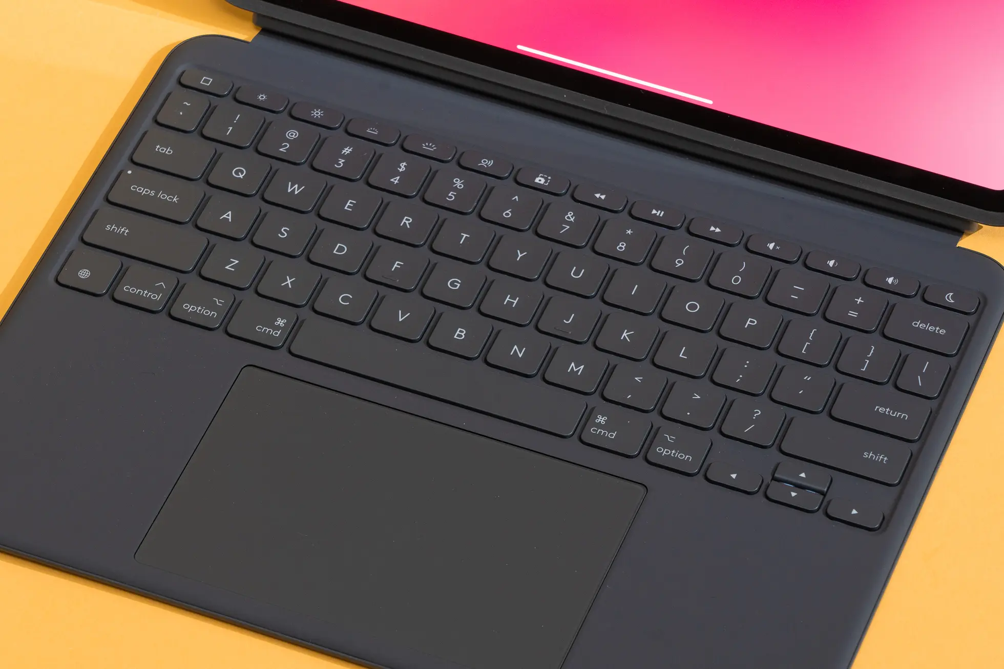 Top 4 ốp lưng bàn phím tốt nhất cho iPad Pro: Đâu là lựa chọn của bạn? 23 Logitech Combo Touch 2