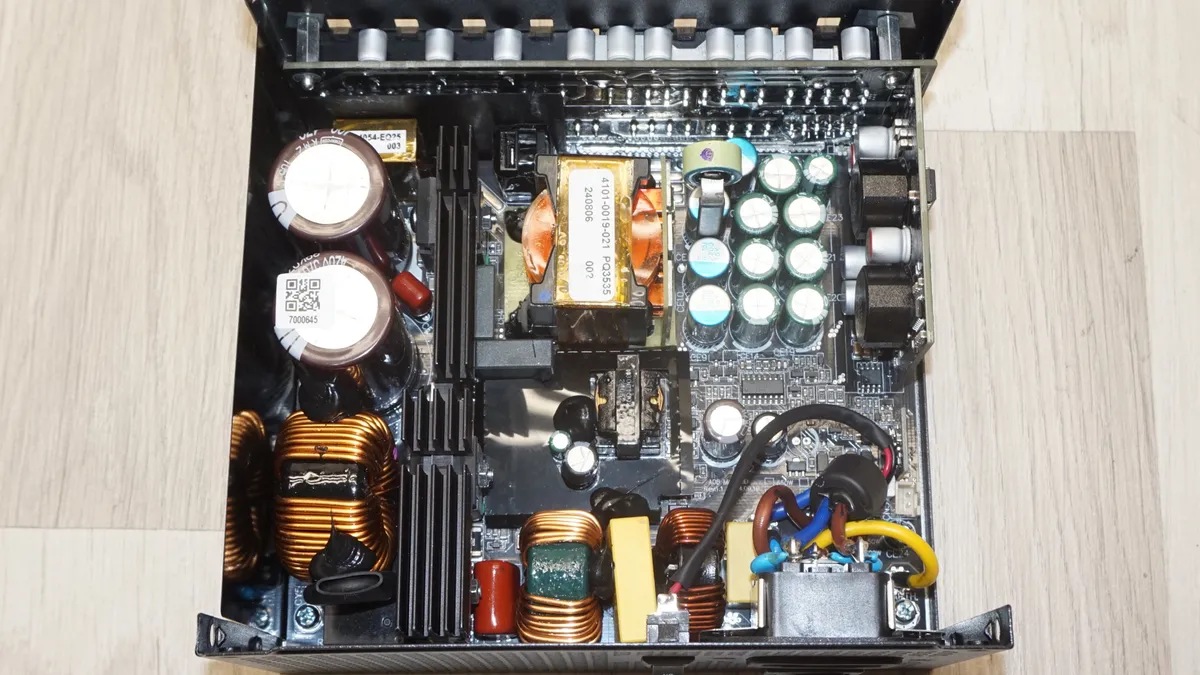 Montech Century II Gold 1050W ATX 3 1