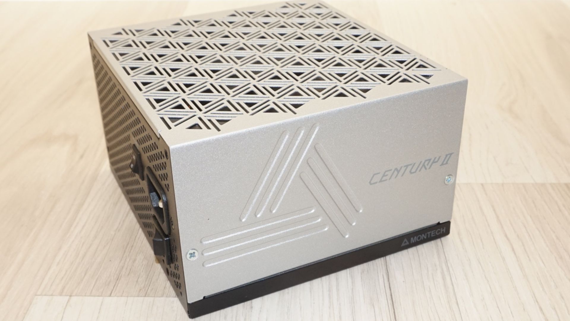 Đánh giá bộ nguồn Montech Century II Gold 1050W ATX 3.1 - Sự lựa chọn hoàn hảo cho dàn PC mạnh mẽ 1 Montech Century II Gold 1050W ATX 3 16