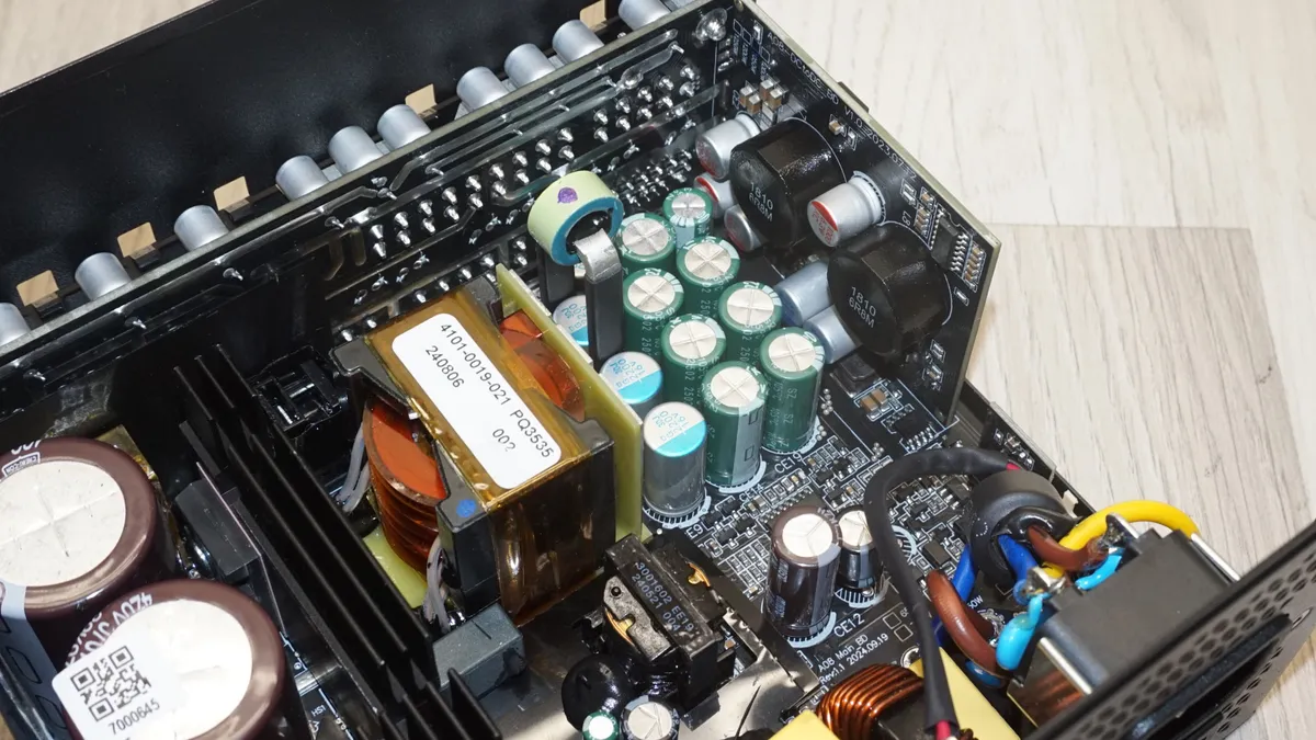 Montech Century II Gold 1050W ATX 3 7