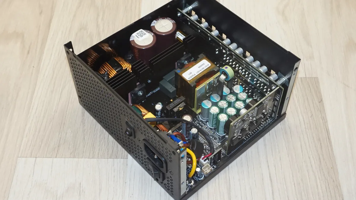 Montech Century II Gold 1050W ATX 3 8