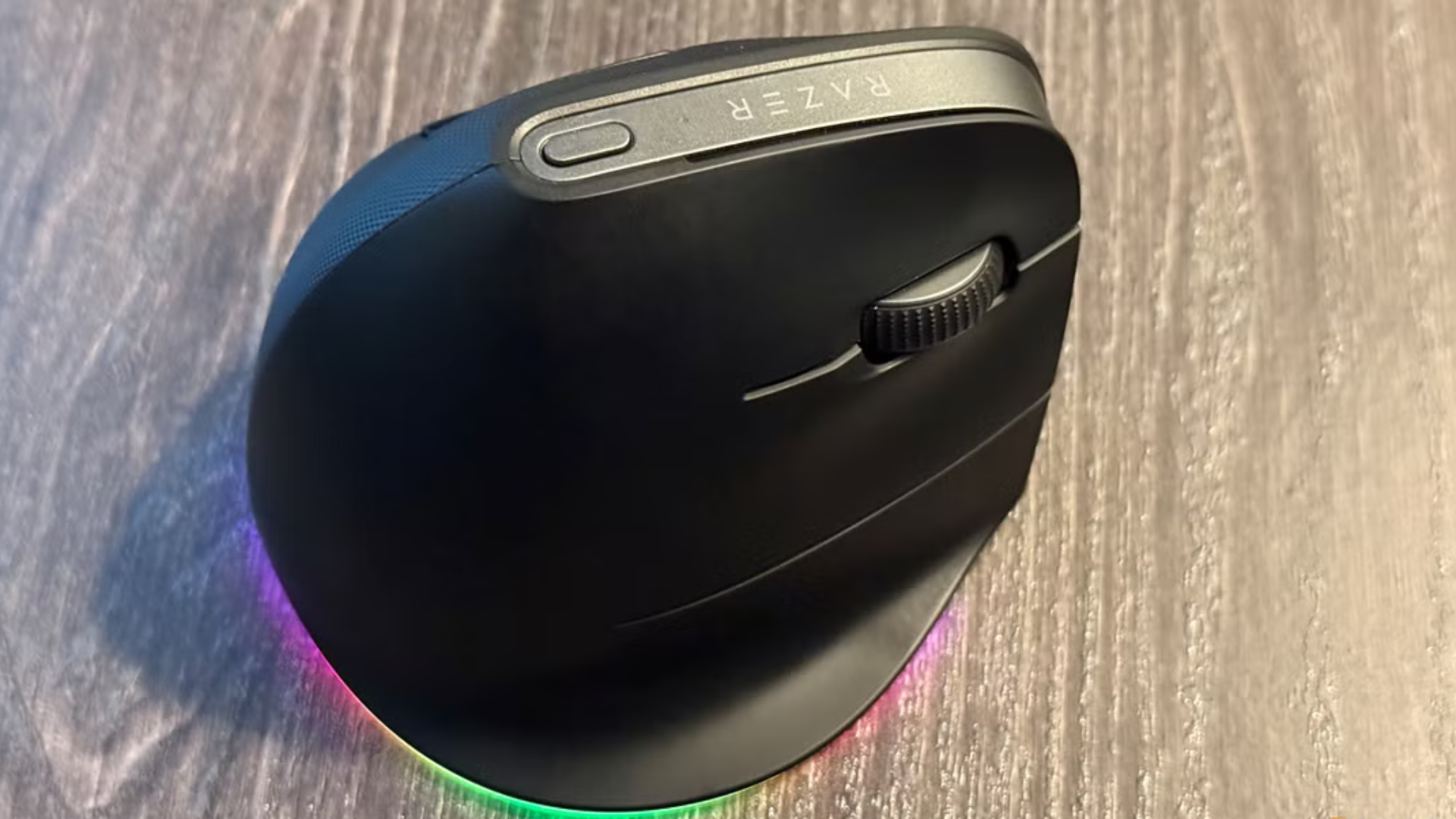 Razer Pro Click V2 Vertical Edition: Thông số ấn tượng nhưng thiết kế gây thất vọng 1 Razer Pro Click V2 Vertical Edition Thong so an tuong nhung thiet ke gay that vong 1