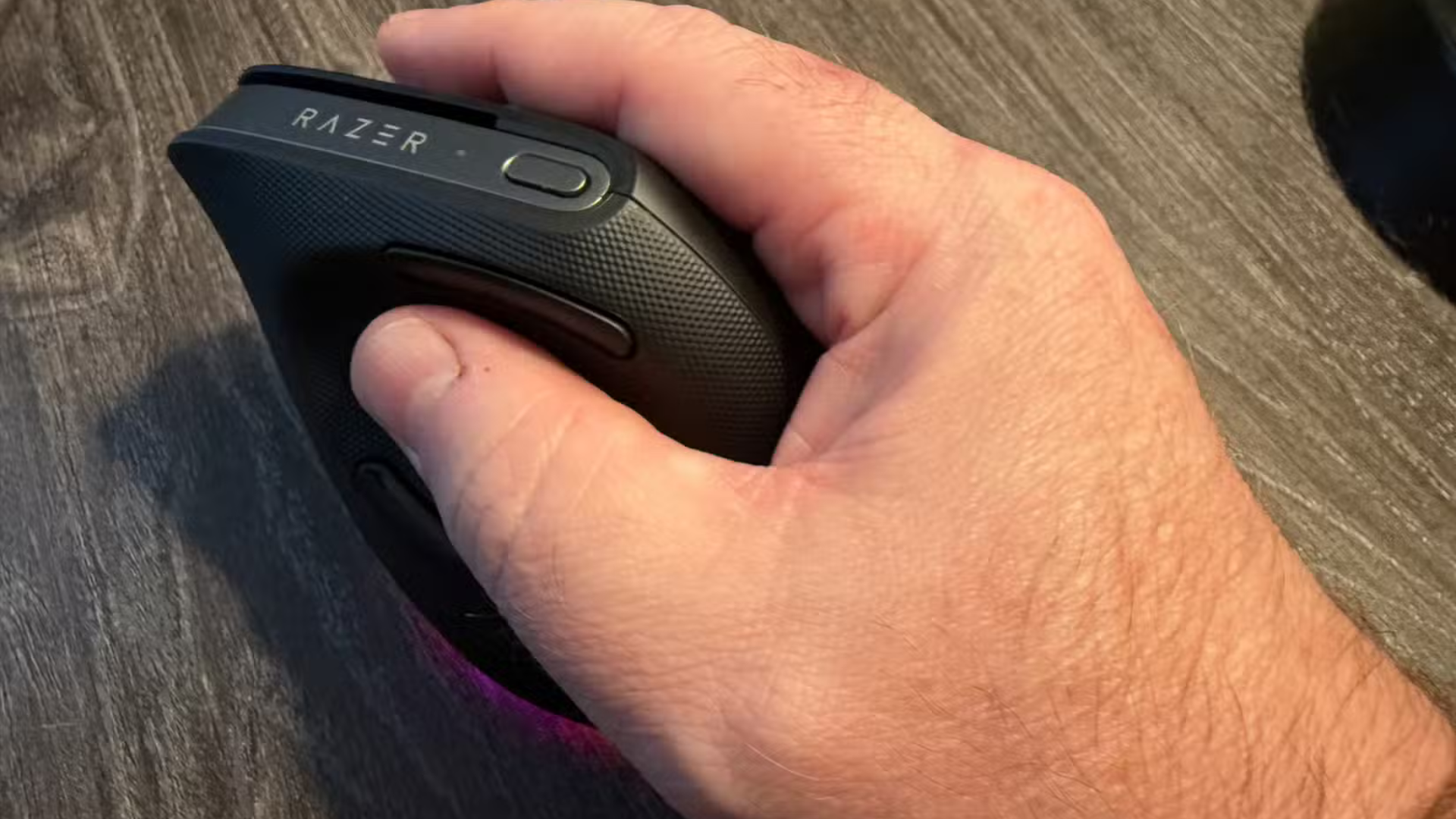 Razer Pro Click V2 Vertical Edition Thong so an tuong nhung thiet ke gay that vong 3