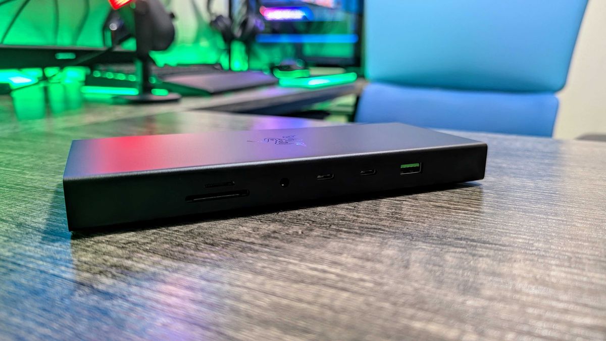 Top những docks và hub Thunderbolt tốt nhất năm 2025: Dành cho người sáng tạo và dân văn phòng 24 Razer USB4 Dock