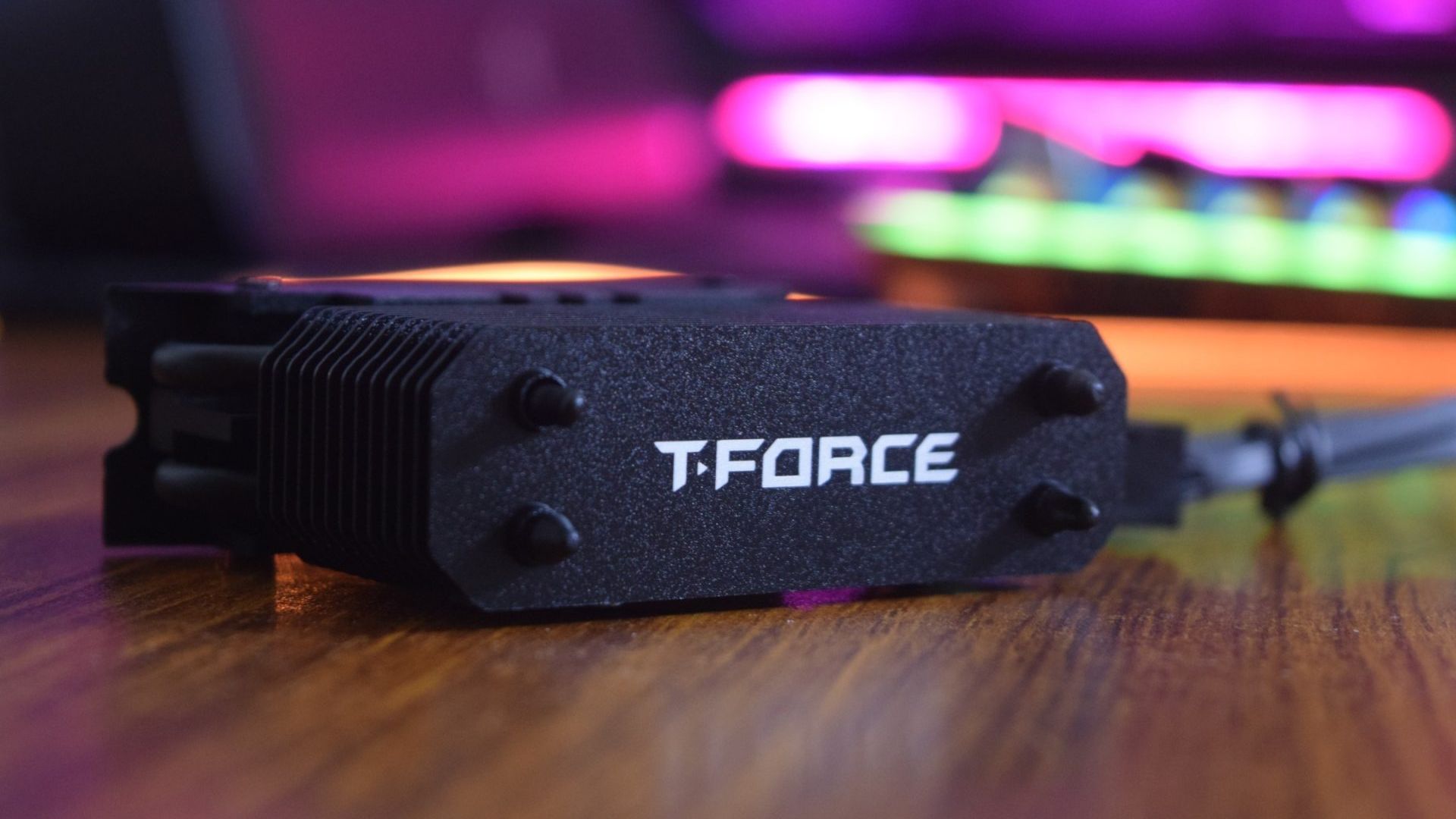 Đánh giá bộ làm mát SSD TeamGroup T-Force DARK AirFlow 1: Có đáng để đầu tư cho SSD của bạn? 1 SSD TeamGroup T Force DARK AirFlow 1 12