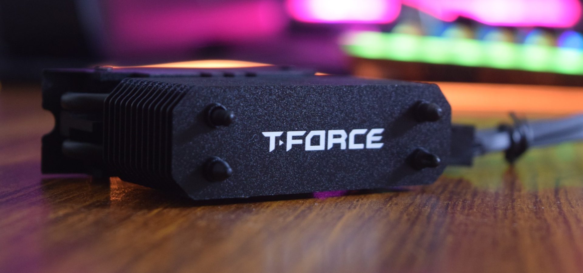 Đánh giá bộ làm mát SSD TeamGroup T-Force DARK AirFlow 1: Có đáng để đầu tư cho SSD của bạn? 21 SSD TeamGroup T Force DARK AirFlow 1 4 e1751108757448