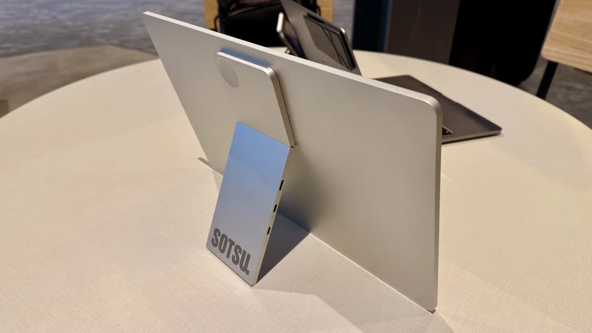 Đánh giá màn hình Sotsu FlipAction Elite 16: Giải pháp hoàn hảo cho những ai cần màn hình phụ chất lượng cao. 16 Sotsu FlipAction Elite 16 3