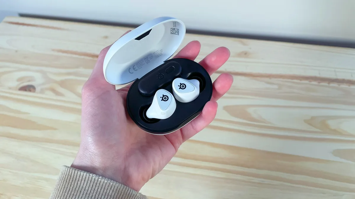 Đánh giá SteelSeries Arctis GameBuds - Tai nghe không dây nhỏ gọn cho game và hoạt động hằng ngày 15 SteelSeries Arctis GameBuds 4