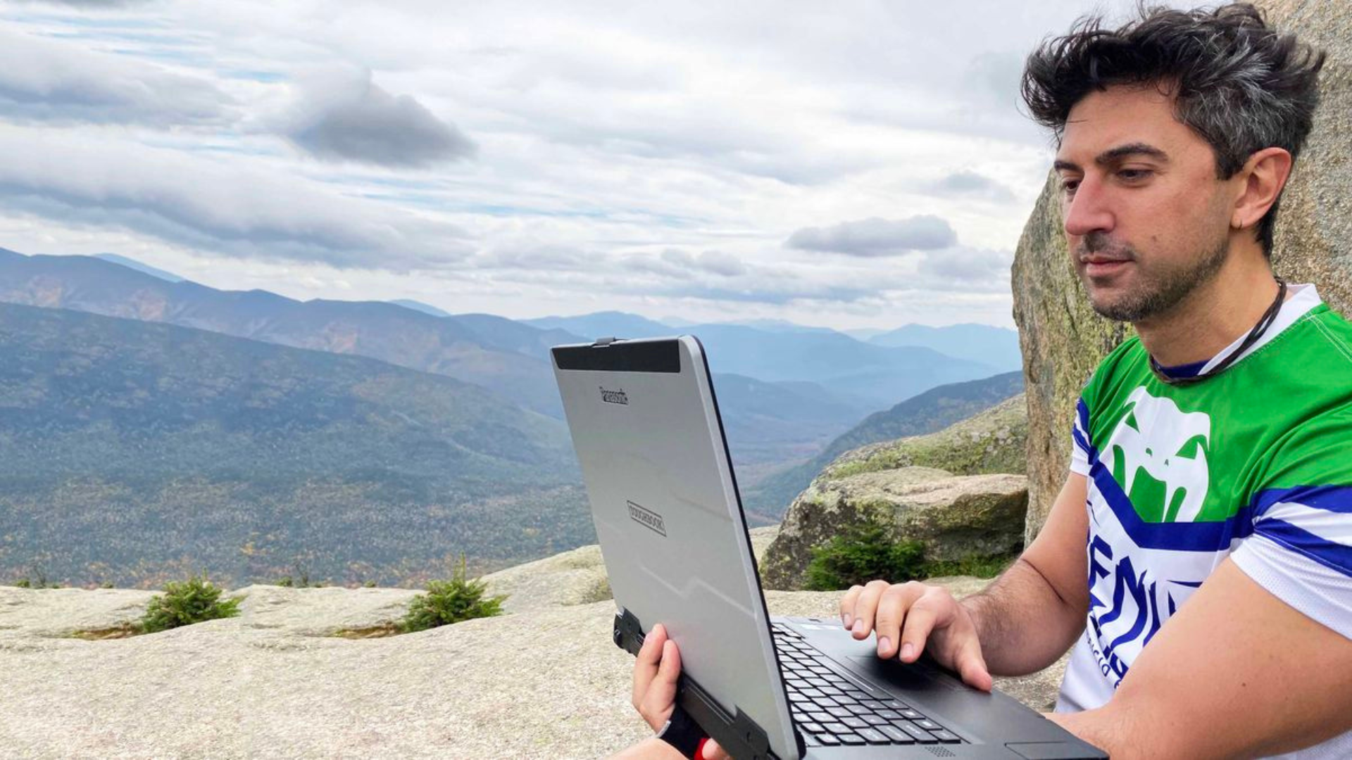 Top 5 laptop Windows 5G/LTE tốt nhất 2025: Kết nối mọi lúc mọi nơi 12 Top 5 laptop Windows 5GLTE tot nhat 2025 Ket noi moi luc moi noi 6 1