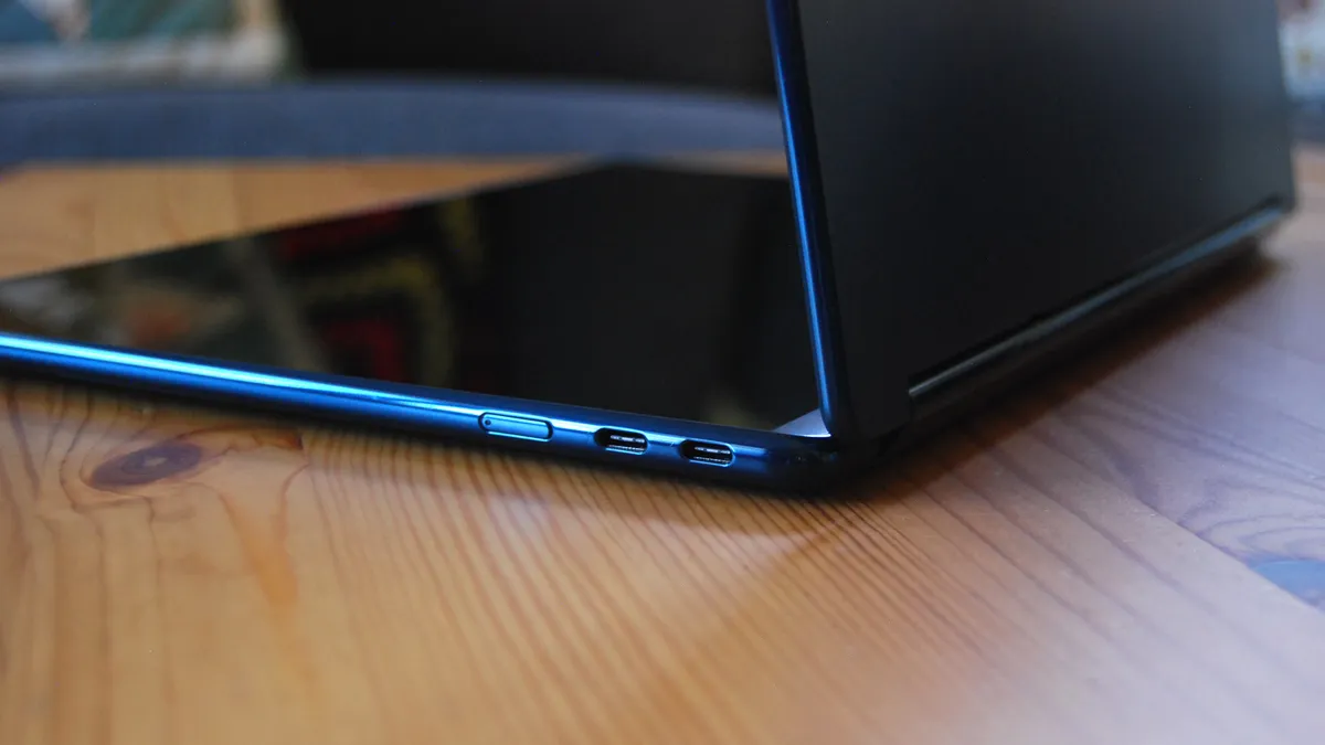 Yoga Book 9i Gen10 4