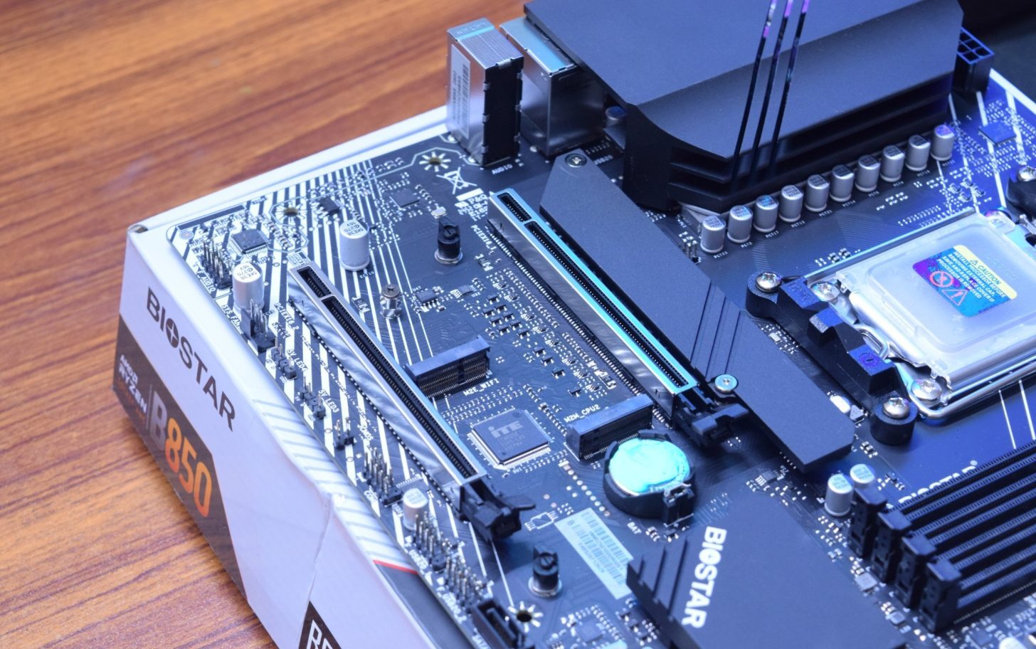 Đánh giá bo mạch chủ Biostar B850MT-E PRO: Có đủ sức gánh vác dàn PC của bạn? 76 bo mach chu Biostar B850MT E PRO 11 e1751263358432