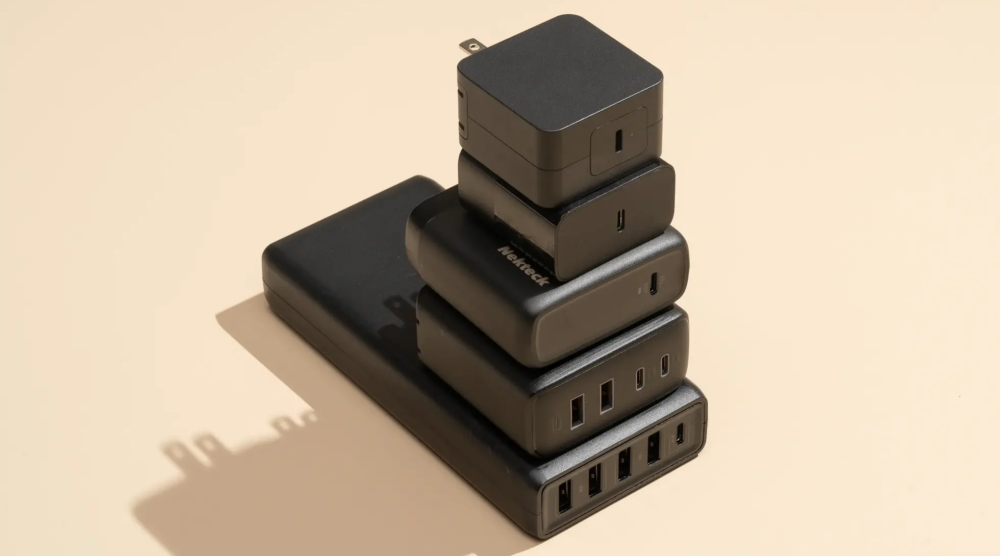 Top những bộ sạc USB-C tốt nhất cho laptop và tablet - Sạc nhanh, bền bỉ và đa năng 14 nhung bo sac USB C tot nhat cho laptop va tablet 1 e1750390689848