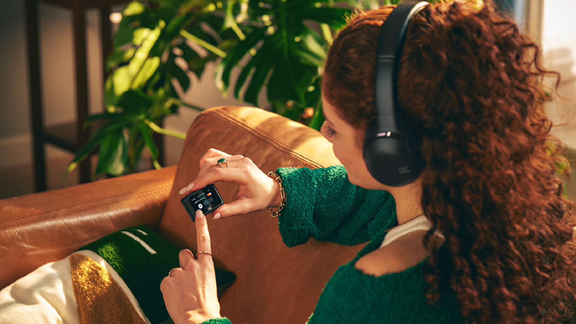 Đánh giá JBL Tour One M3 Smart Tx: Âm thanh thế hệ mới với bộ truyền tín hiệu thông minh đột phá 1 01 01 40