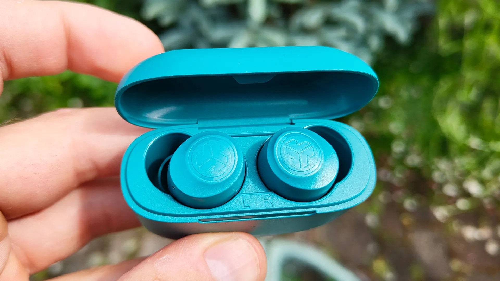 Đánh Giá JLab Go Pop+: Âm thanh ổn, kết nối mượt trong tầm giá với thời lượng pin ấn tượng 1 01 4