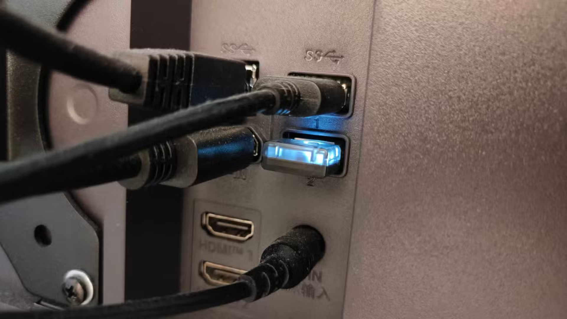 7 Cách sử dụng cổng USB trên màn hình để tối ưu bàn làm việc 15 7 Cach su dung cong USB tren man hinh de toi uu ban lam viec 7