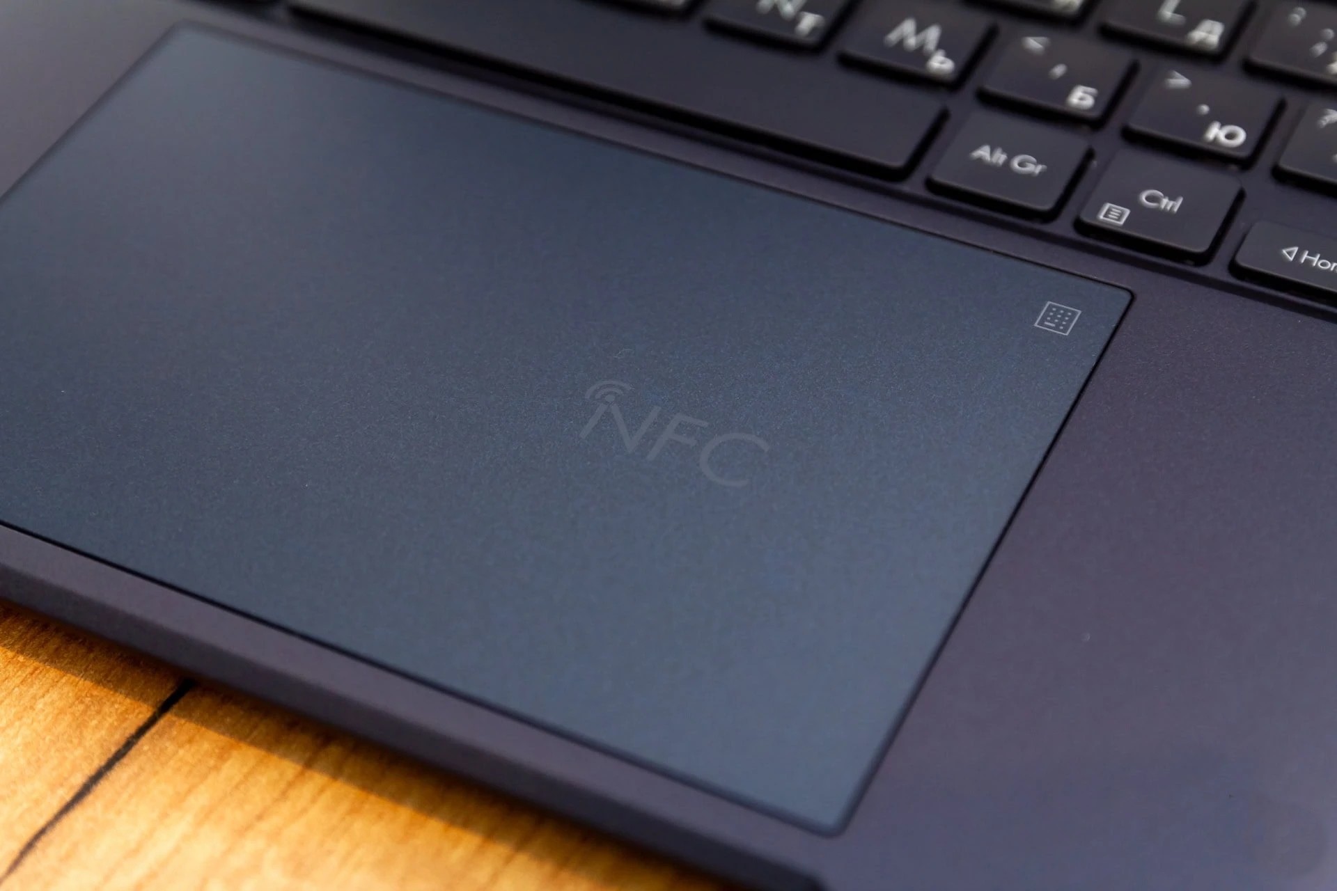 Đánh giá ASUS ExpertBook B9 OLED (B9403CVAR): Màn hình OLED đỉnh cao nâng tầm trải nghiệm làm việc. 63 ASUS ExpertBook B9 OLED B9403CVAR 23