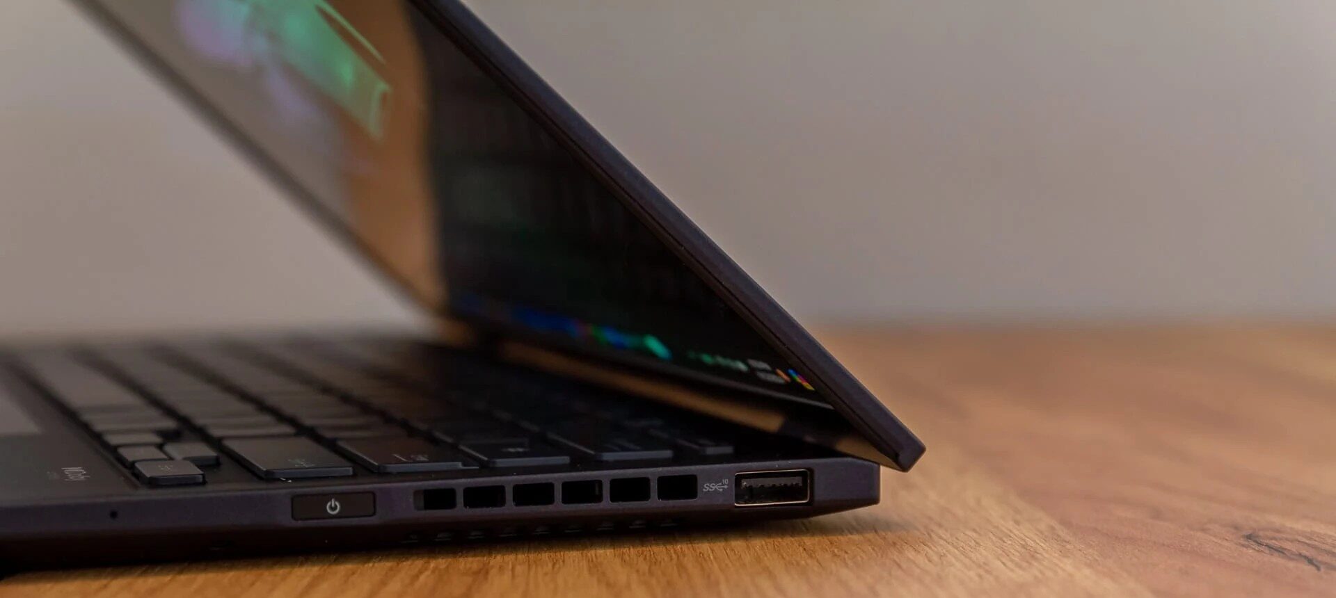 Đánh giá ASUS ExpertBook B9 OLED (B9403CVAR): Màn hình OLED đỉnh cao nâng tầm trải nghiệm làm việc. 53 ASUS ExpertBook B9 OLED B9403CVAR 33 e1751789153523