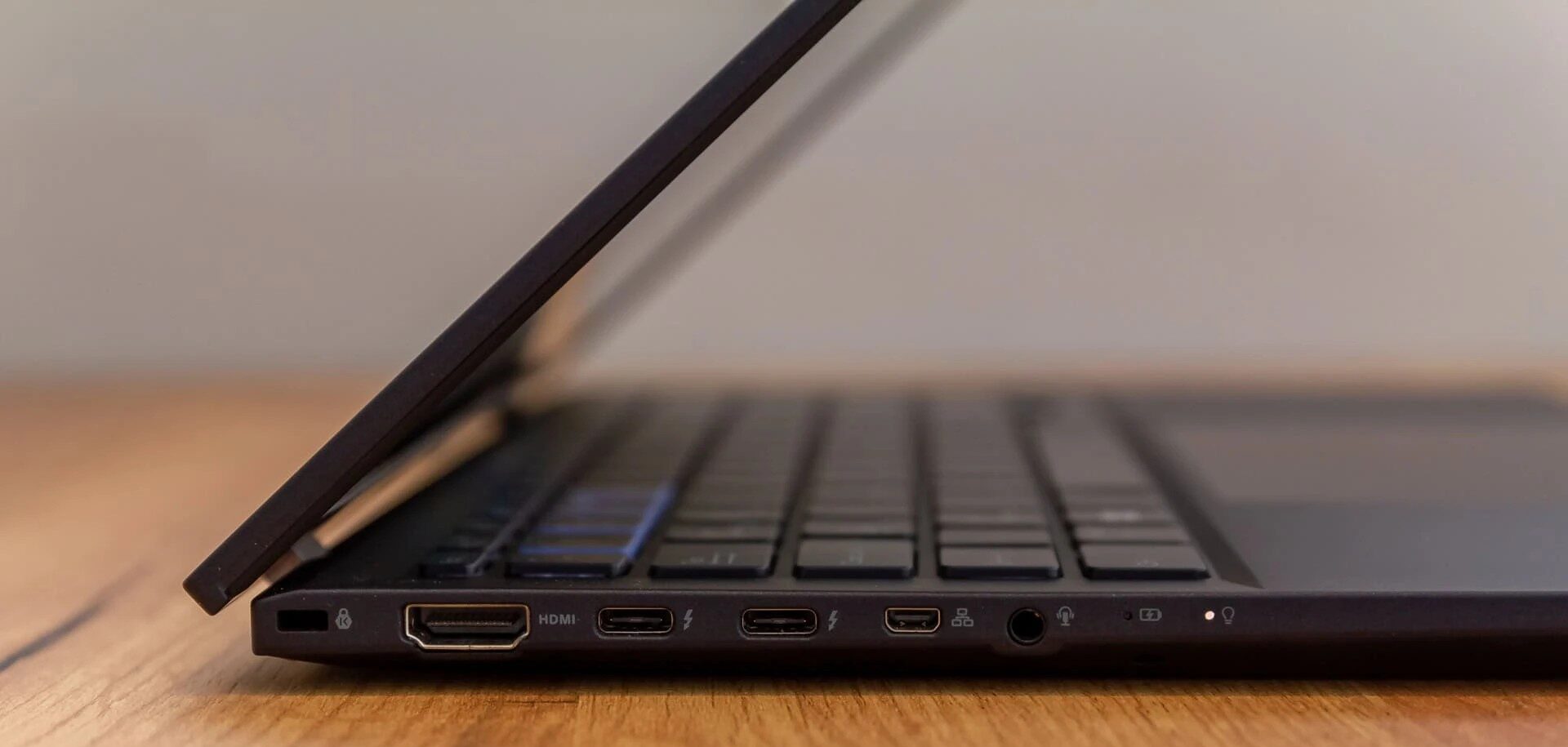 Đánh giá ASUS ExpertBook B9 OLED (B9403CVAR): Màn hình OLED đỉnh cao nâng tầm trải nghiệm làm việc. 52 ASUS ExpertBook B9 OLED B9403CVAR 34 e1751789119260