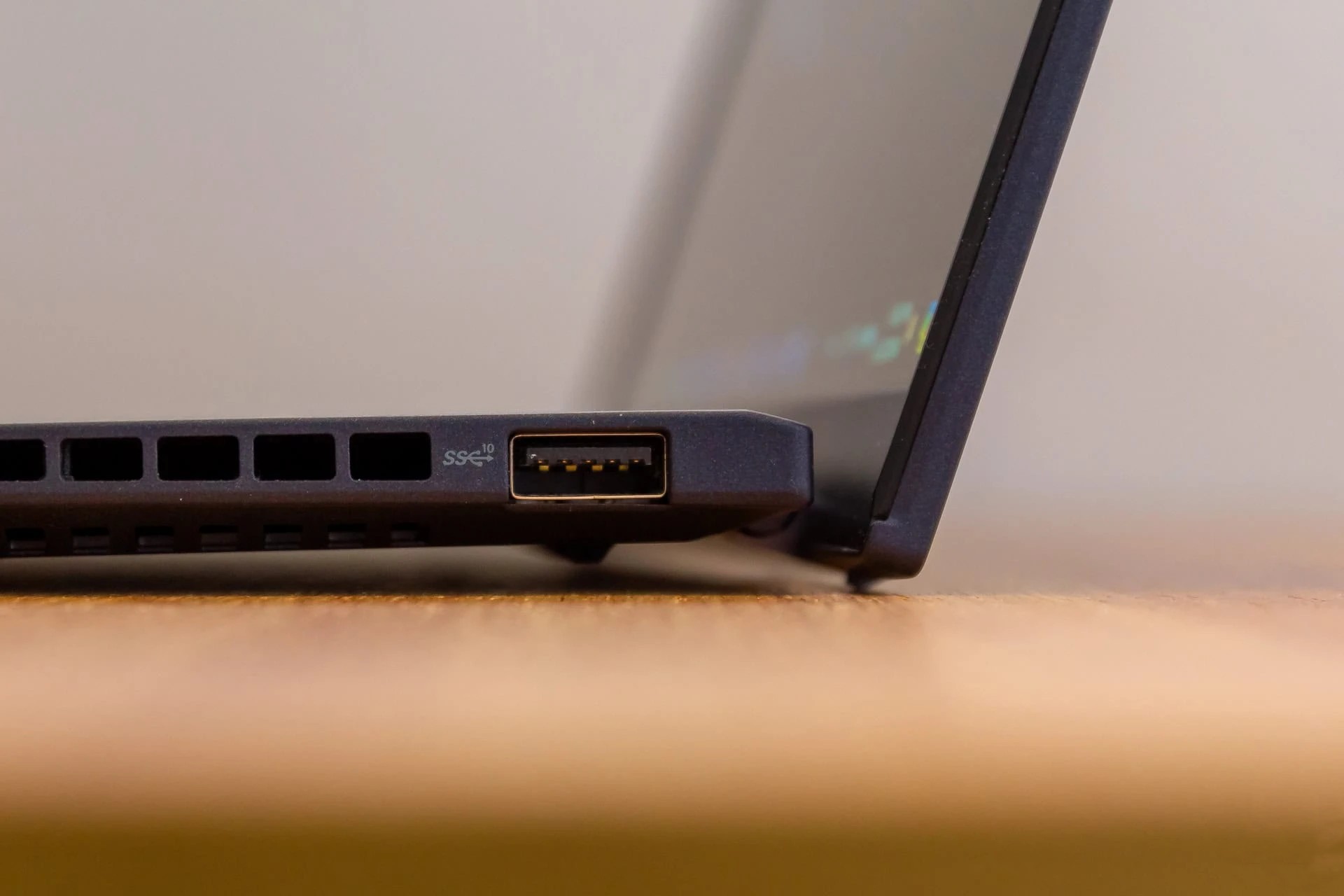 Đánh giá ASUS ExpertBook B9 OLED (B9403CVAR): Màn hình OLED đỉnh cao nâng tầm trải nghiệm làm việc. 49 ASUS ExpertBook B9 OLED B9403CVAR 37