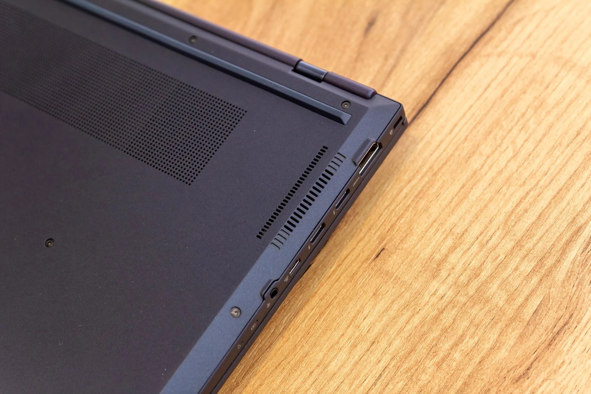 Đánh giá ASUS ExpertBook B9 OLED (B9403CVAR): Màn hình OLED đỉnh cao nâng tầm trải nghiệm làm việc. 82 ASUS ExpertBook B9 OLED B9403CVAR 4