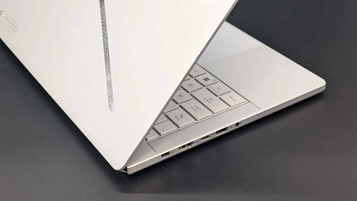 Đánh giá ASUS ROG Zephyrus G14 (2025): Liệu có phải là laptop gaming 14 inch đáng cân nhắc nhất? 29 ASUS ROG Zephyrus G14 2030