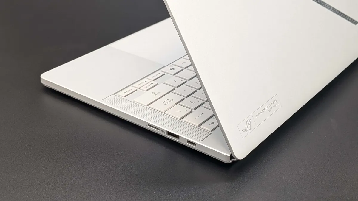 Đánh giá ASUS ROG Zephyrus G14 (2025): Liệu có phải là laptop gaming 14 inch đáng cân nhắc nhất? 28 ASUS ROG Zephyrus G14 2031