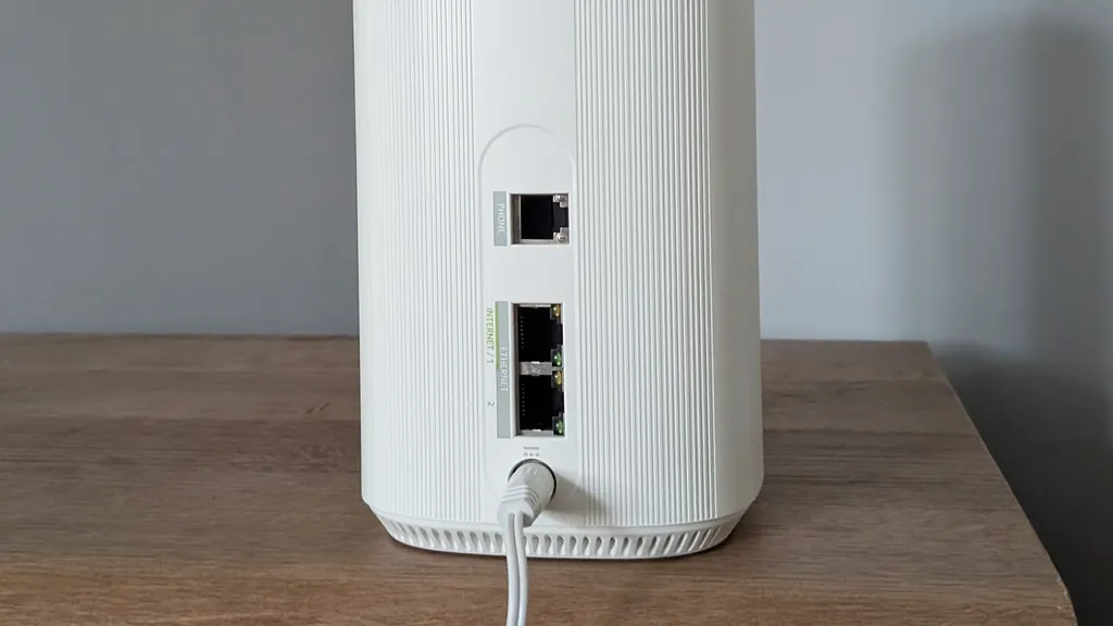 Đánh giá Acer Connect X6E 5G CPE: Kết hợp 5G và Wi-Fi hiệu quả 10 Acer Connect X6E 5G CPE 4