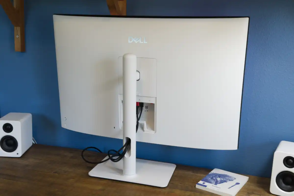 Đánh giá màn hình Dell 32 Plus 4K QD-OLED: Công nghệ AI và âm thanh 3D có gì đặc biệt? 12 Dell 32 Plus 4K QD OLED 3