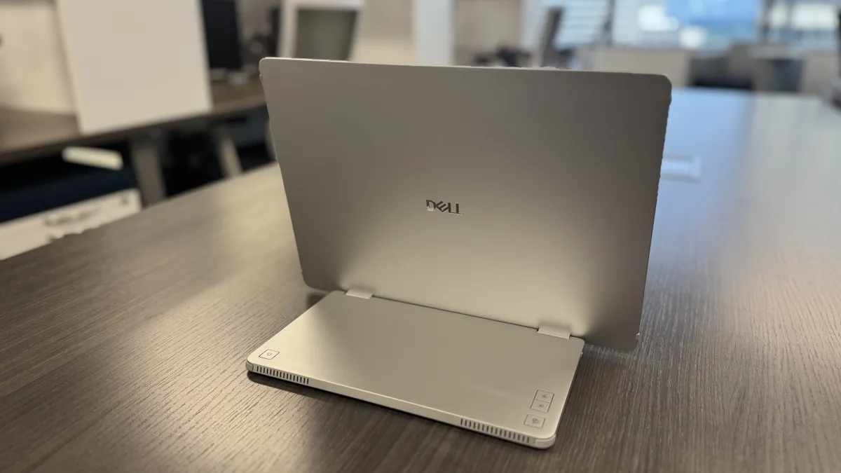 Đánh giá Dell Pro 14 Plus (P1425): Màn hình di động đáng giá với độ sáng và màu sắc chính xác 10 Dell Pro 14 Plus P1425 2