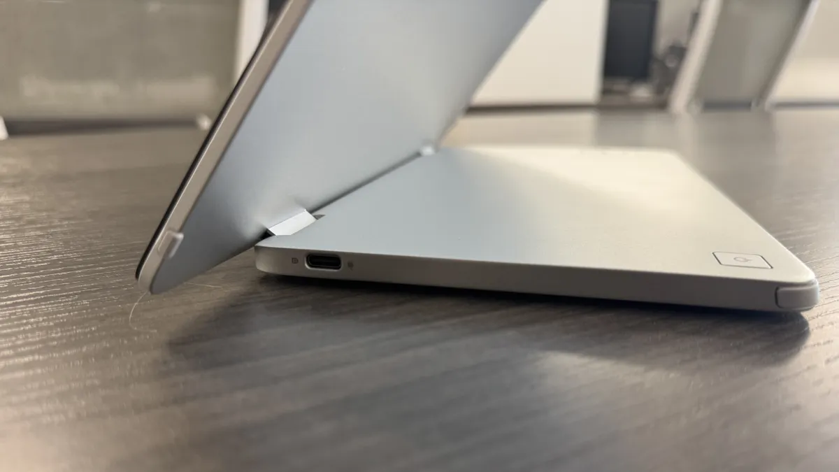 Đánh giá Dell Pro 14 Plus (P1425): Màn hình di động đáng giá với độ sáng và màu sắc chính xác 9 Dell Pro 14 Plus P1425 3