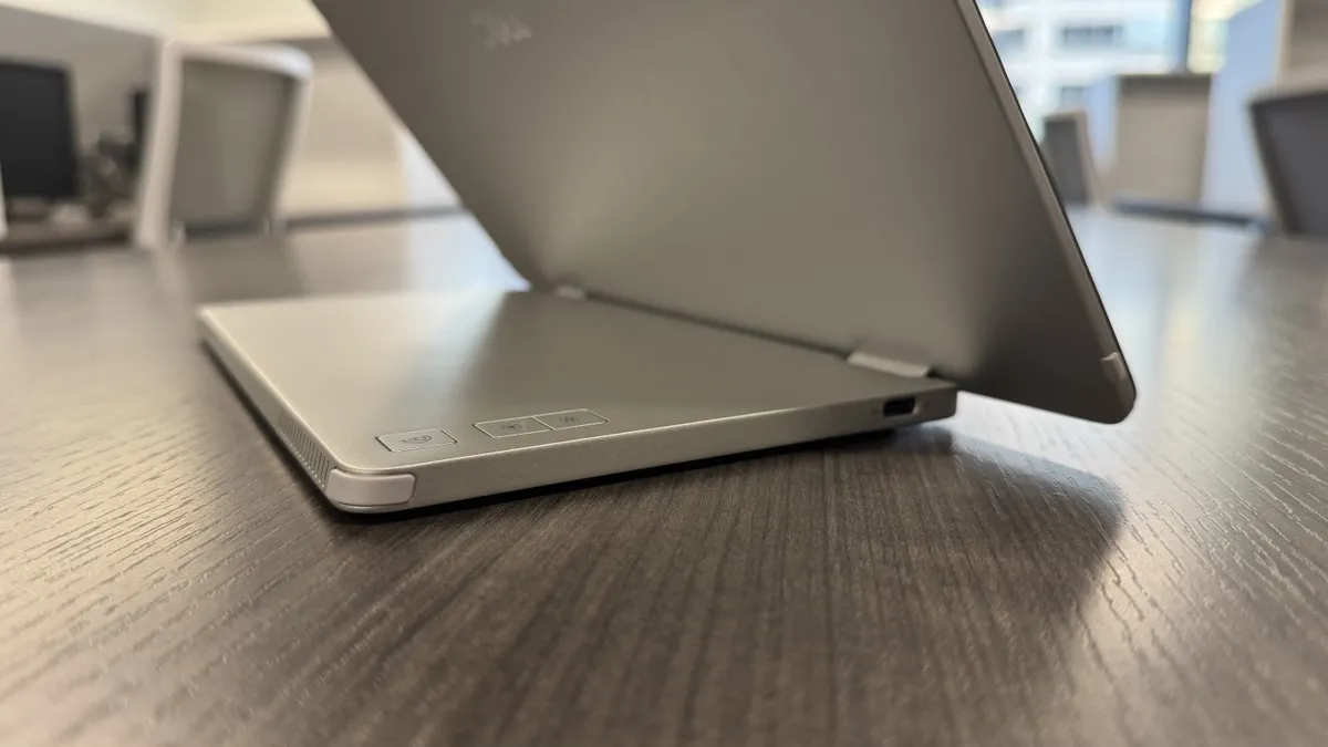 Đánh giá Dell Pro 14 Plus (P1425): Màn hình di động đáng giá với độ sáng và màu sắc chính xác 11 Dell Pro 14 Plus P1425 4