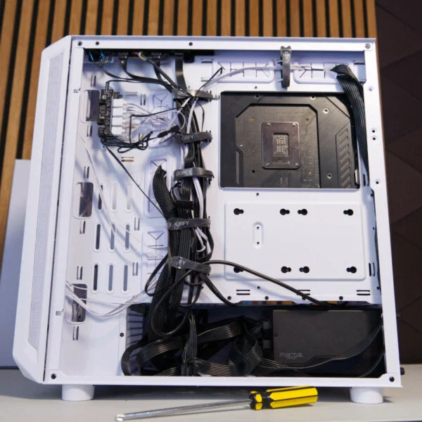 Đánh giá Endorfy Arx 700 ARGB: Thùng máy tầm trung với luồng khí mạnh mẽ và ánh sáng RGB nổi bật 26 Endorfy Arx 700 ARGB 9