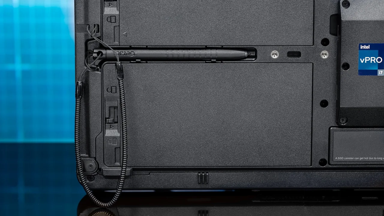 Đánh giá Getac F110 (G7, 2025): Máy tính bảng Windows bền bỉ với khả năng sống sót tối đa 25 Getac F110 G7 2025 3