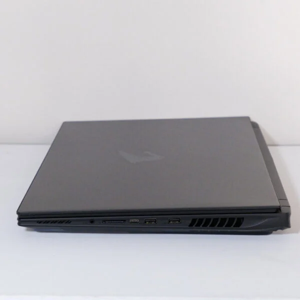 Đánh giá Gigabyte Aorus Master 18: Sức mạnh RTX 5090 bùng nổ trong cỗ máy di động đỉnh cao 19 Gigabyte Aorus Master 18 6