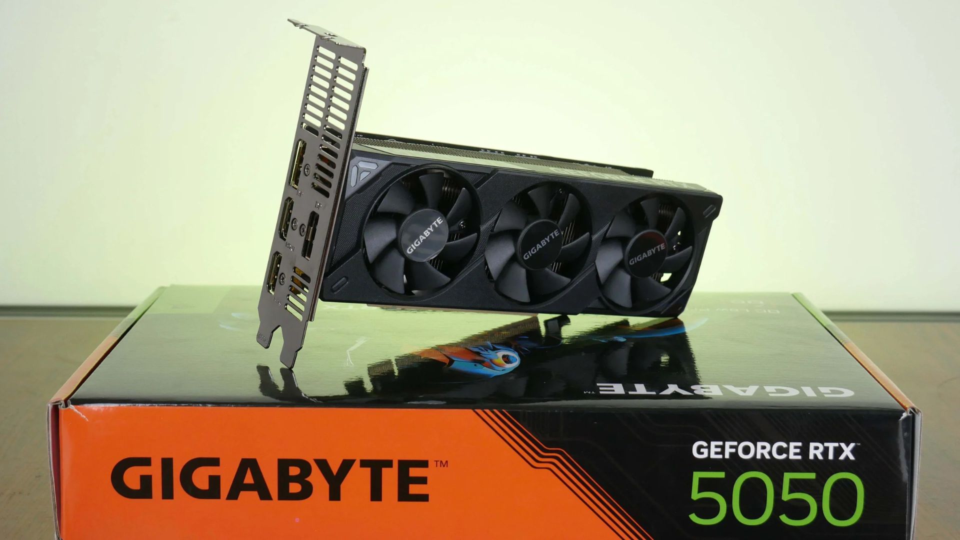 Đánh giá card đồ họa Gigabyte GeForce RTX 5050 OC Low Profile 8G – Sức mạnh nhỏ gọn cho PC SFF 1 Gigabyte GeForce RTX 5050 OC Low Profile 8G 1