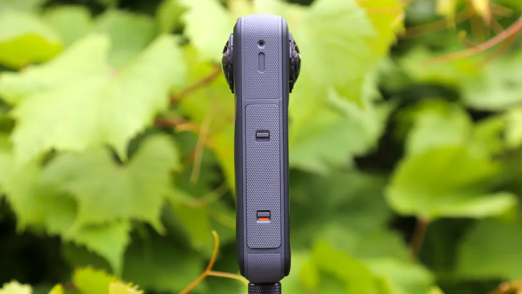 Insta360 X5 xuất sắc với khả năng quay 8K: Chinh phục bóng tối và mưa gió 14 Insta360 X5 1