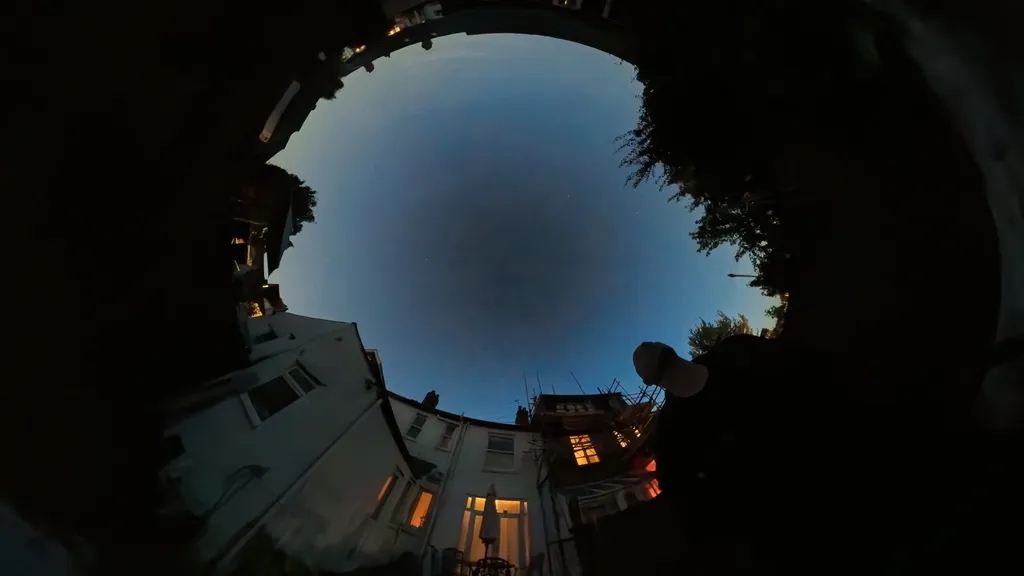 Insta360 X5 xuất sắc với khả năng quay 8K: Chinh phục bóng tối và mưa gió 17 Insta360 X5 4