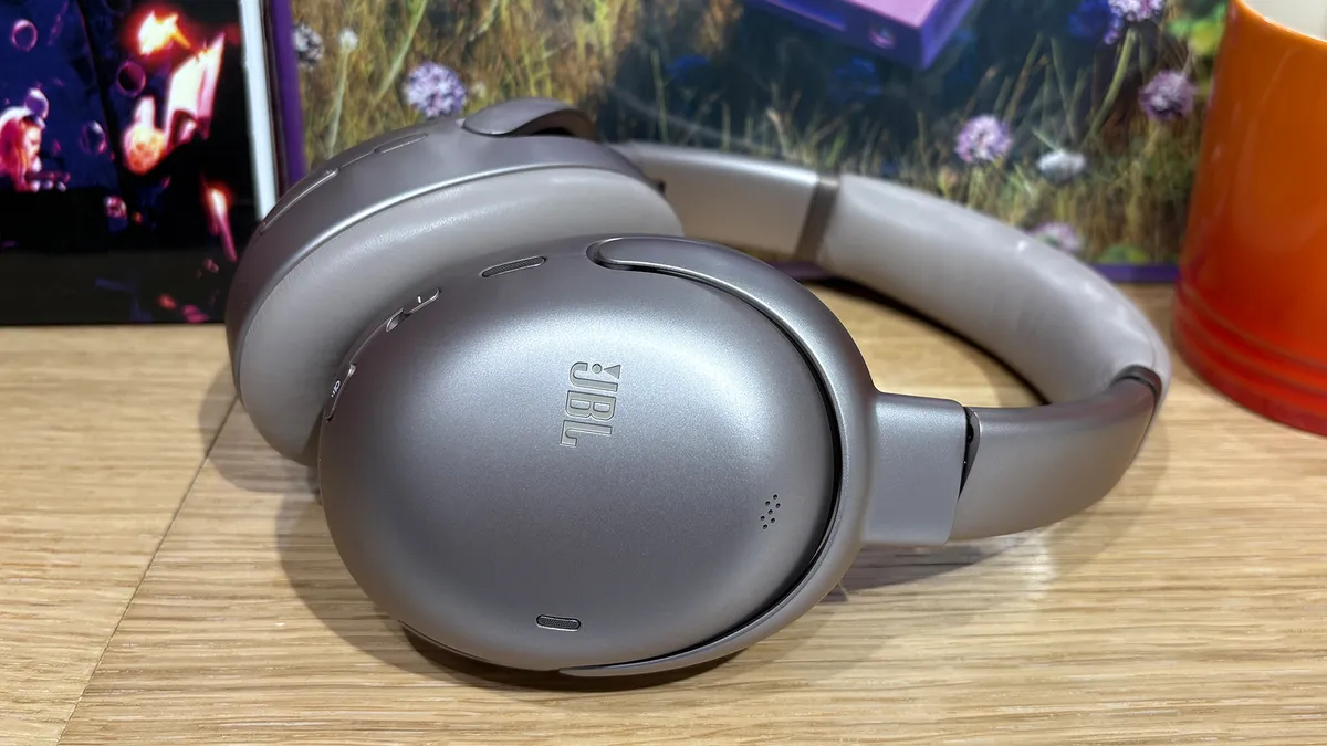Đánh giá JBL Tour One M3 Smart Tx: Âm thanh thế hệ mới với bộ truyền tín hiệu thông minh đột phá 19 JBL Tour One M3 Smart Tx 10