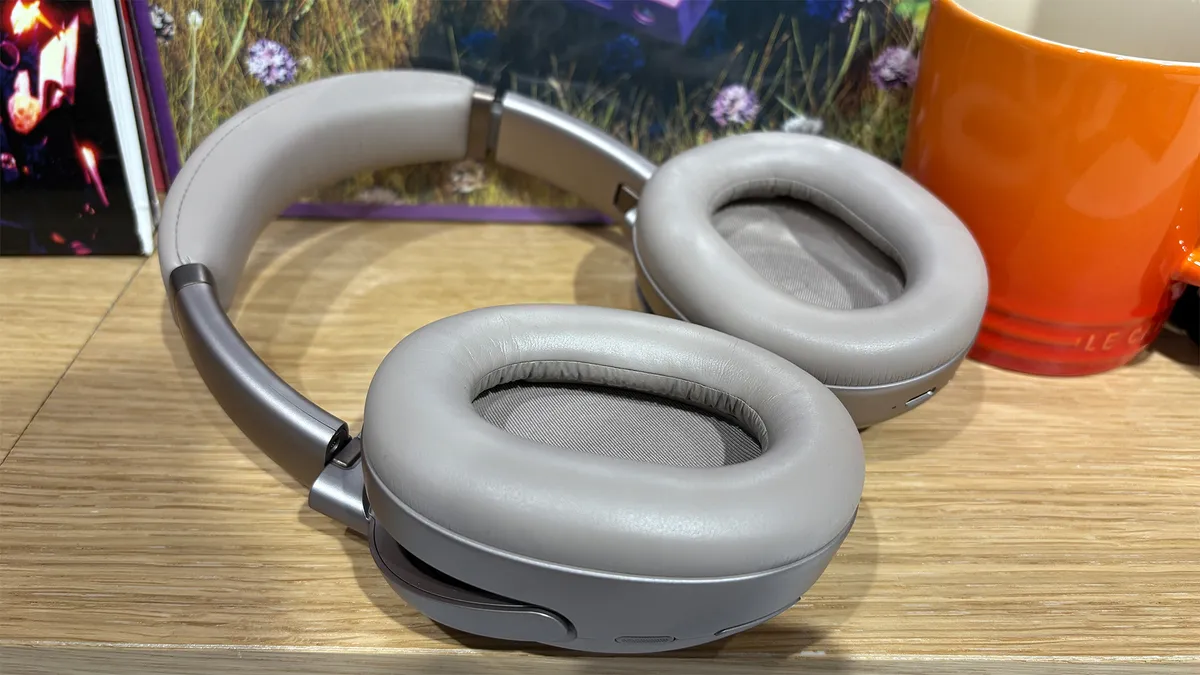 Đánh giá JBL Tour One M3 Smart Tx: Âm thanh thế hệ mới với bộ truyền tín hiệu thông minh đột phá 12 JBL Tour One M3 Smart Tx 3