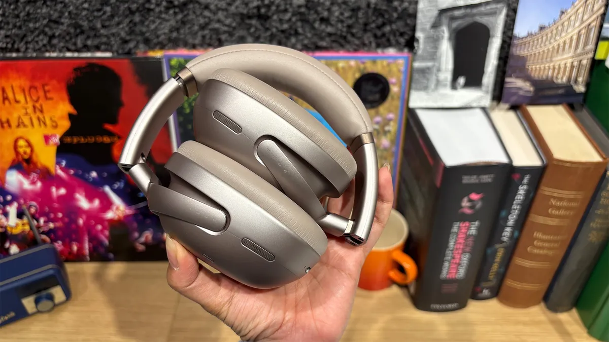 Đánh giá JBL Tour One M3 Smart Tx: Âm thanh thế hệ mới với bộ truyền tín hiệu thông minh đột phá 13 JBL Tour One M3 Smart Tx 4