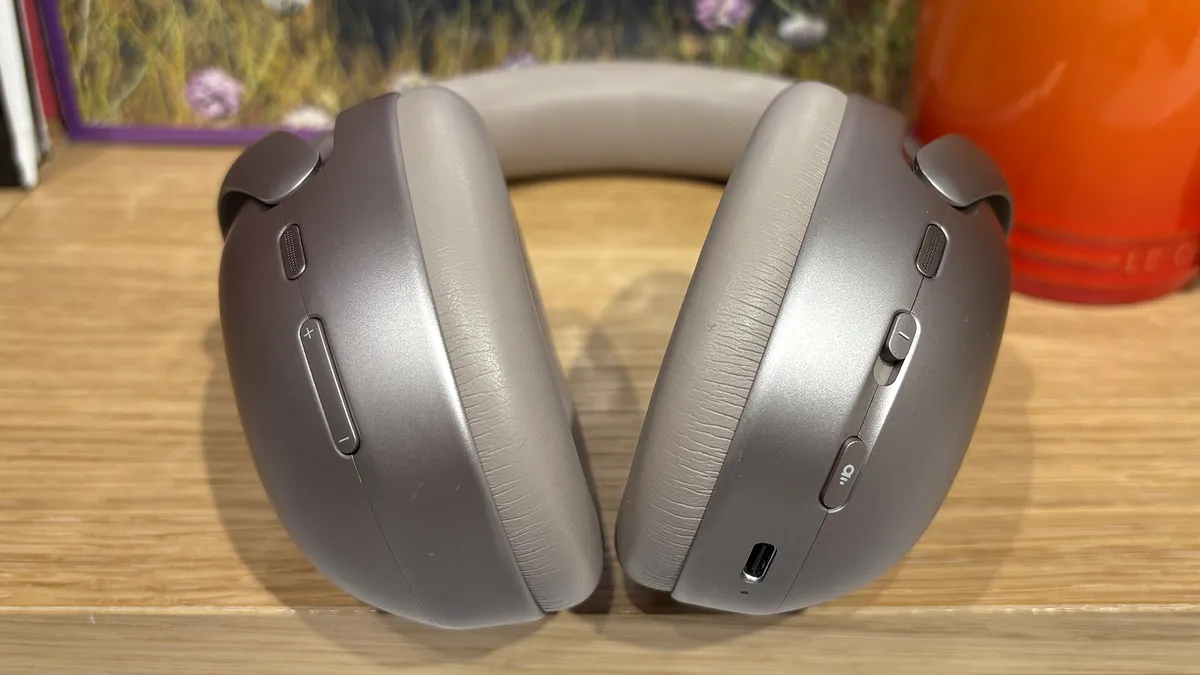 Đánh giá JBL Tour One M3 Smart Tx: Âm thanh thế hệ mới với bộ truyền tín hiệu thông minh đột phá 18 JBL Tour One M3 Smart Tx 9