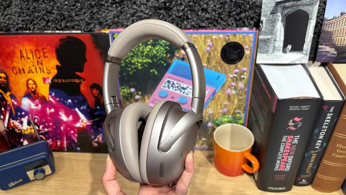 Đánh giá JBL Tour One M3 Smart Tx: Âm thanh thế hệ mới với bộ truyền tín hiệu thông minh đột phá 17 JBL Tour One M3 Smart