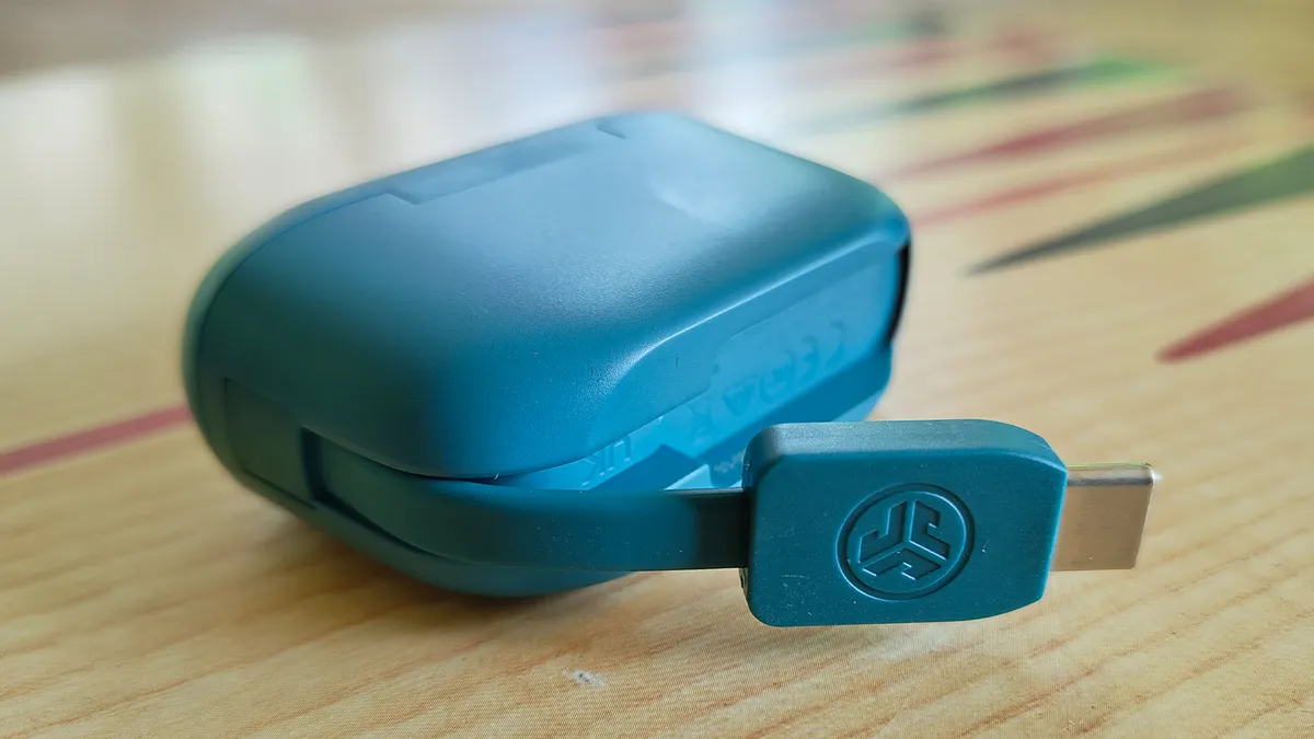 Đánh Giá JLab Go Pop+: Âm thanh ổn, kết nối mượt trong tầm giá với thời lượng pin ấn tượng 11 JLab Go Pop 3