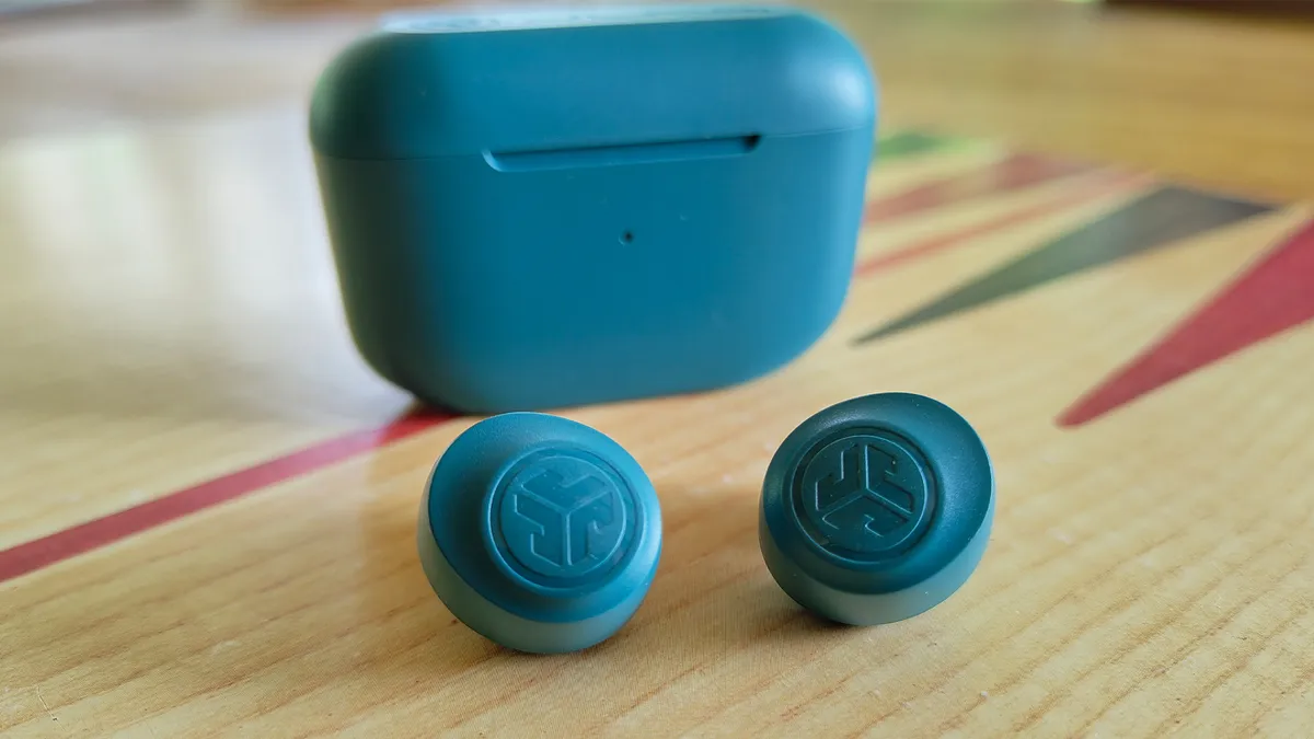 Đánh Giá JLab Go Pop+: Âm thanh ổn, kết nối mượt trong tầm giá với thời lượng pin ấn tượng 13 JLab Go Pop 5