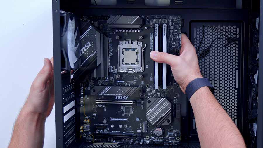 MSI MAG Forge 320R Case 9