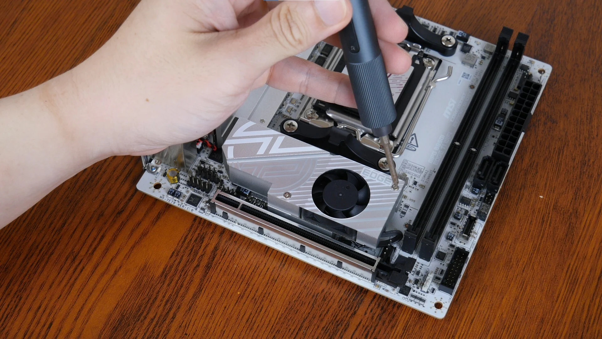 Đánh giá bo mạch chủ MSI MPG B850I EDGE TI WIFI: Sức mạnh AM5 nhỏ gọn cho PC gaming 2025 49 MSI MPG B850I EDGE TI WIFI 17