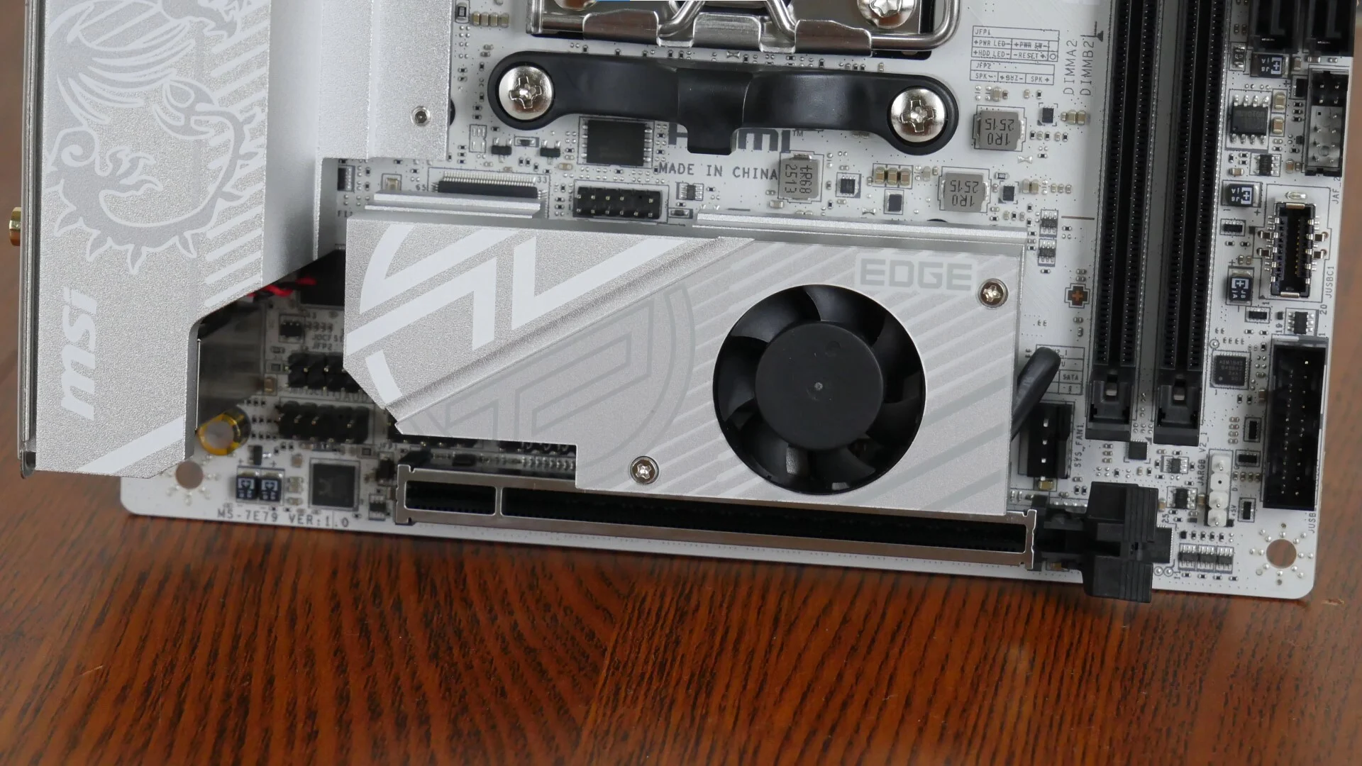 Đánh giá bo mạch chủ MSI MPG B850I EDGE TI WIFI: Sức mạnh AM5 nhỏ gọn cho PC gaming 2025 41 MSI MPG B850I EDGE TI WIFI 25